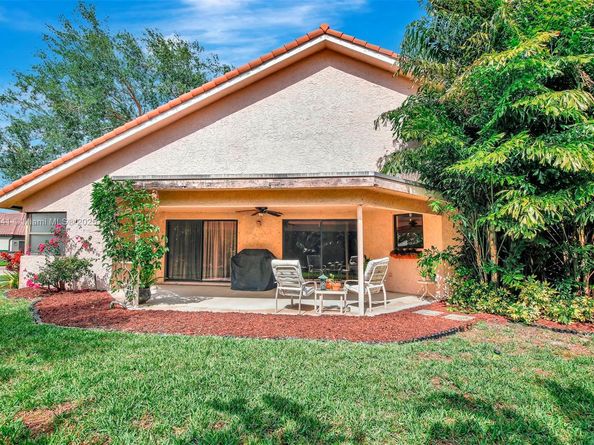 3272 Beechberry Cir, Davie FL 33328