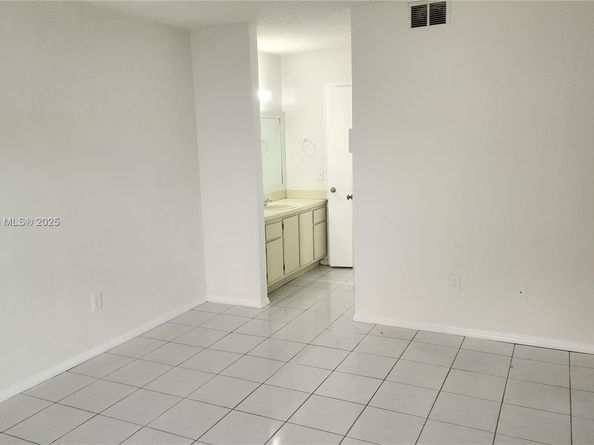 9708 Hammocks Blvd 10132, Miami FL 33196