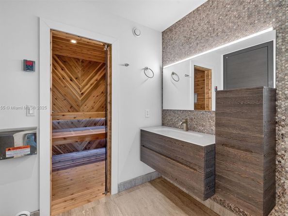 Undisclosed Address #A11918455, Fort Lauderdale FL 33316