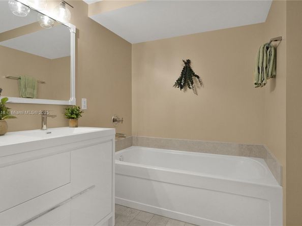 1111 SW 1st Ave 721N, Miami FL 33130