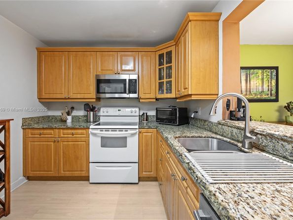 424 SE 10th St 104, Dania Beach FL 33004