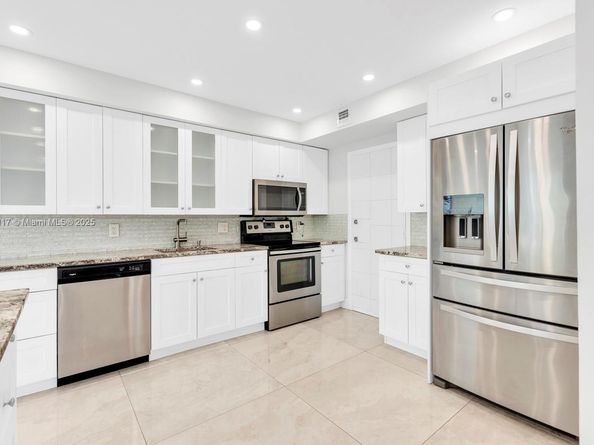 300 Diplomat Pkwy 204, Hallandale Beach FL 33009