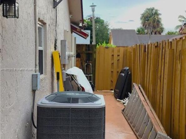 7707 SW 8th St, North Lauderdale FL 33068