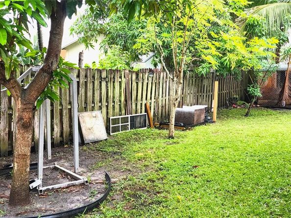 7707 SW 8th St, North Lauderdale FL 33068
