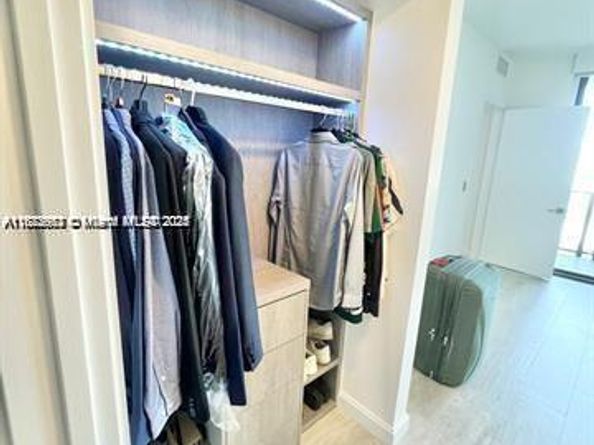 45 SW 9th St 3009, Miami FL 33130