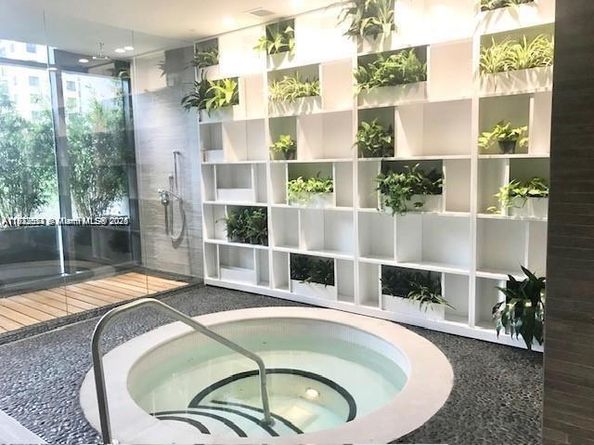 45 SW 9th St 3009, Miami FL 33130