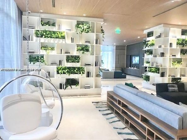 45 SW 9th St 3009, Miami FL 33130
