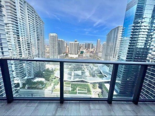 45 SW 9th St 3009, Miami FL 33130
