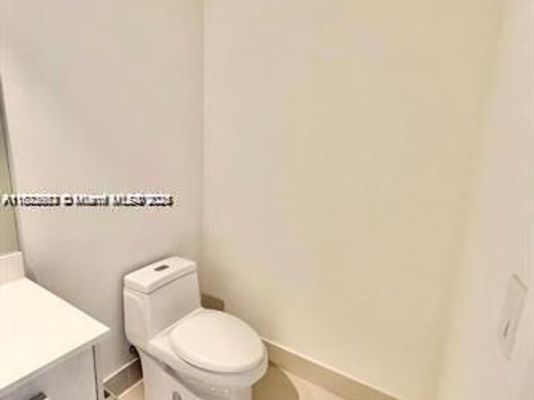 45 SW 9th St 3009, Miami FL 33130