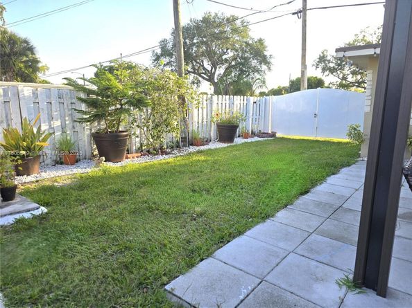 6626 SW 1st Ct, Pembroke Pines FL 33023