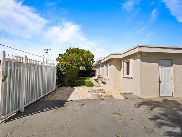 8401 NW 24th Pl, Miami FL 33147