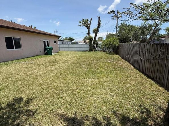 3560 NW 212th St, Miami Gardens FL 33056