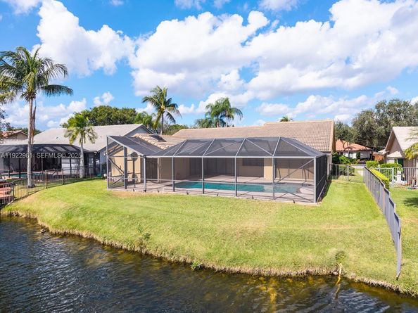 9272 NW 18th St, Plantation FL 33322