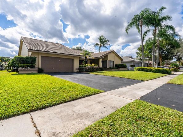 9272 NW 18th St, Plantation FL 33322