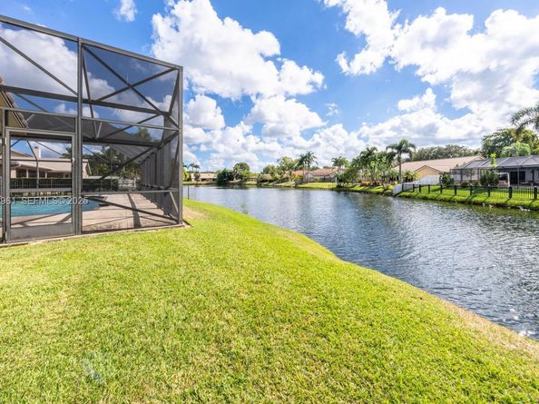 9272 NW 18th St, Plantation FL 33322