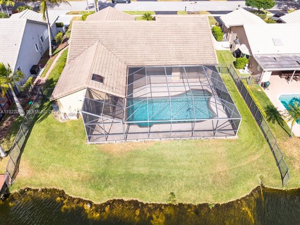 9272 NW 18th St, Plantation FL 33322