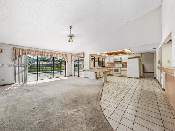 9272 NW 18th St, Plantation FL 33322