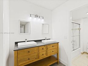 302 Lakeview Dr 203, Weston FL 33326