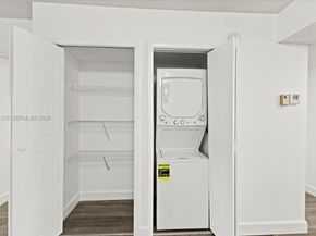 302 Lakeview Dr 203, Weston FL 33326