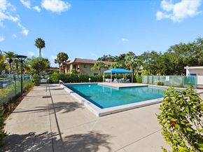 302 Lakeview Dr 203, Weston FL 33326