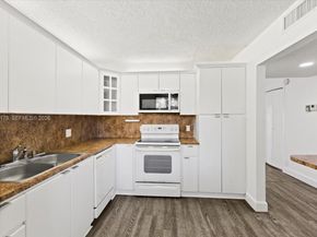 302 Lakeview Dr 203, Weston FL 33326