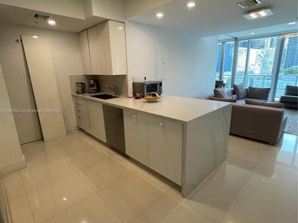 92 SW 3rd St 1602, Miami FL 33130