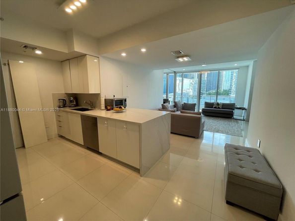 92 SW 3rd St 1602, Miami FL 33130