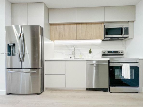 1040 NE 143rd ST, North Miami FL 33161