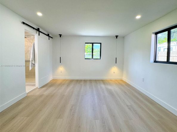 1040 NE 143rd ST, North Miami FL 33161