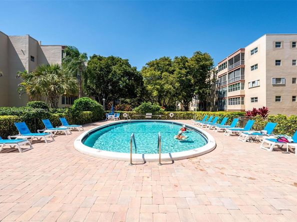 6731 Cypress Rd 104, Plantation FL 33317