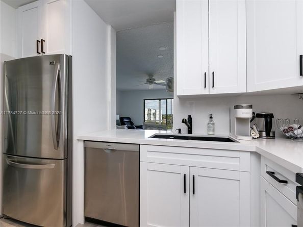 1425 Atlantic Shores Blvd 605, Hallandale Beach FL 33009