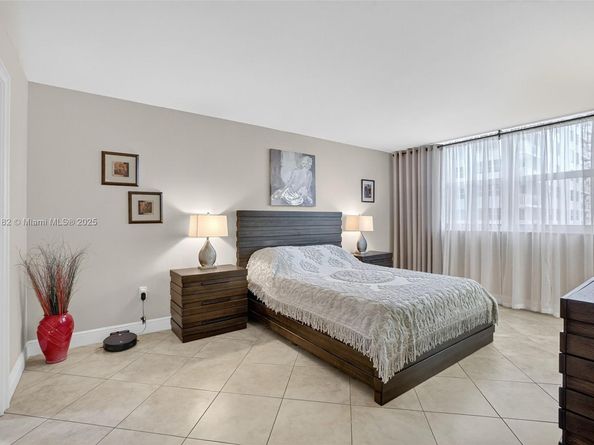 1833 S Ocean Dr 1004, Hallandale Beach FL 33009