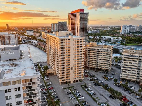1833 S Ocean Dr 1004, Hallandale Beach FL 33009