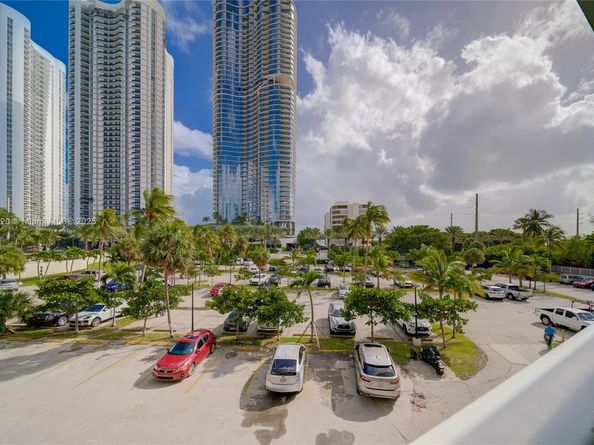 100 Bayview Dr 214, Sunny Isles Beach FL 33160