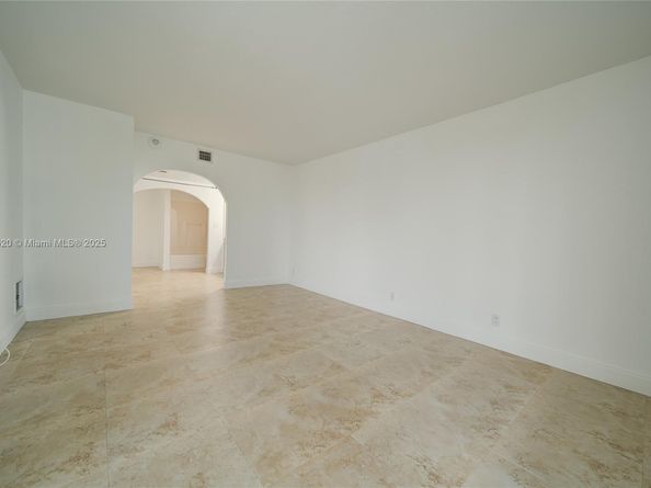 100 Bayview Dr 214, Sunny Isles Beach FL 33160