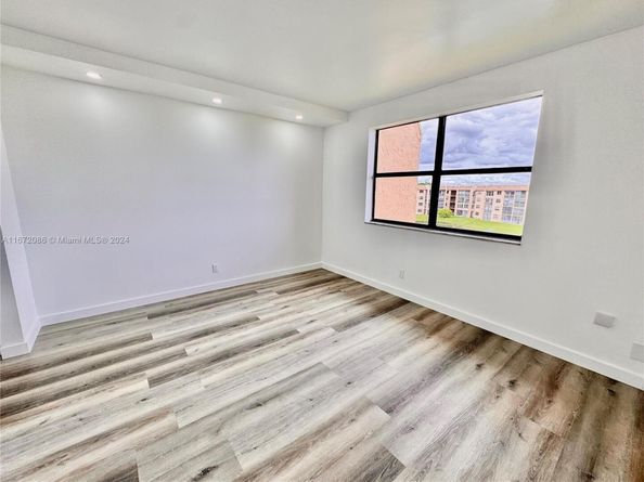 10467 Sunrise Lakes Blvd 410, Sunrise FL 33322