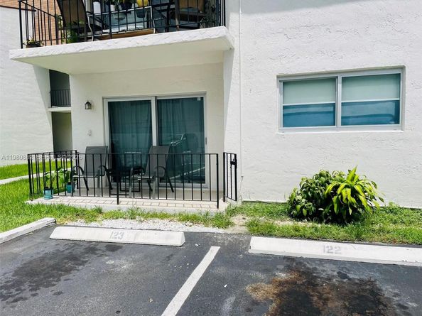 9520 SW 8th St 123, Miami FL 33174