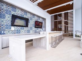 16385 Biscayne Blvd 719, North Miami Beach FL 33160