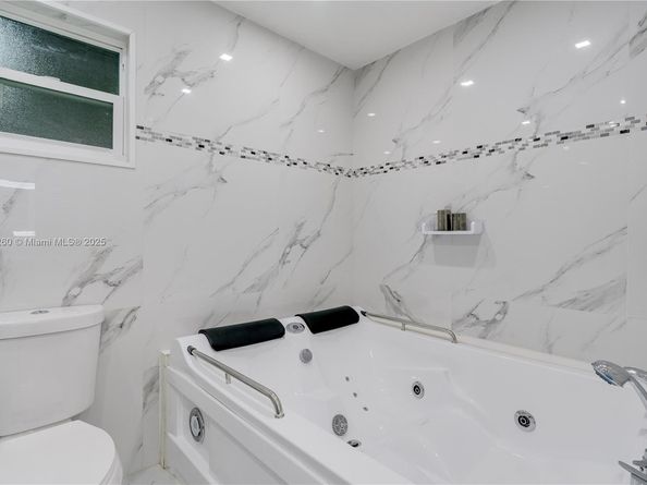 1025 NW 128th Ct, Miami FL 33182