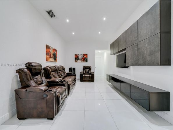 1025 NW 128th Ct, Miami FL 33182