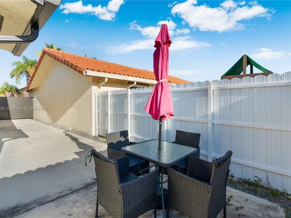 1025 NW 128th Ct, Miami FL 33182