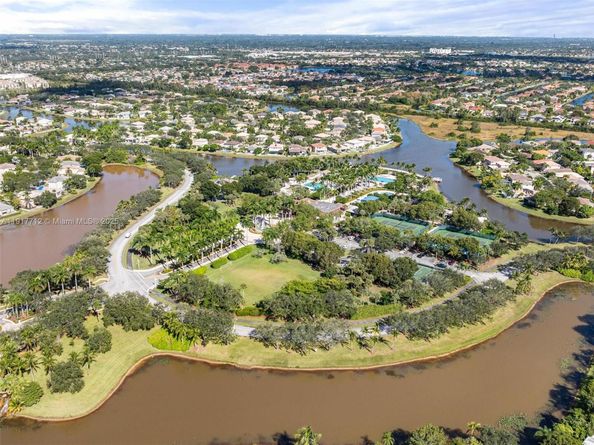 733 NW 170th Ter, Pembroke Pines FL 33028