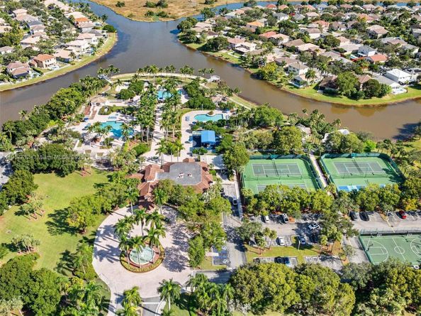 733 NW 170th Ter, Pembroke Pines FL 33028