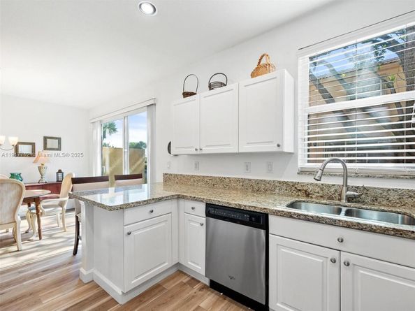 733 NW 170th Ter, Pembroke Pines FL 33028