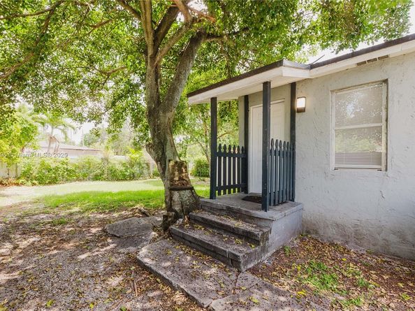 1730 NW 58th St, Miami FL 33142