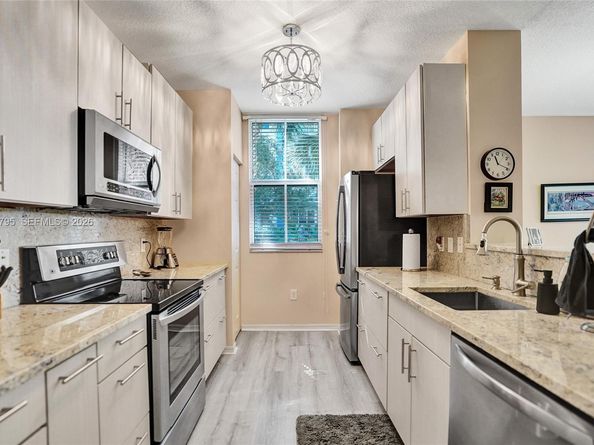 2421 NE 65th St 202, Fort Lauderdale FL 33308