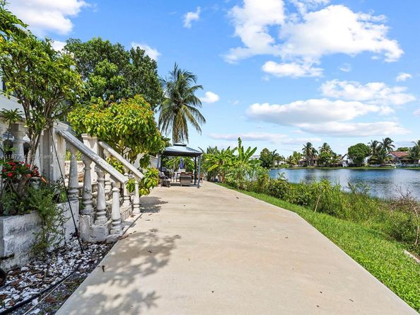 15321 SW 59th St, Miami FL 33193