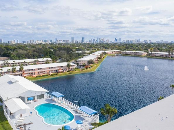 920 SW 11th Ave 9D, Hallandale Beach FL 33009