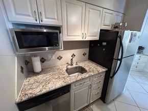 920 SW 11th Ave 9D, Hallandale Beach FL 33009