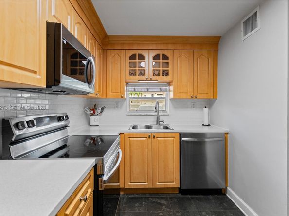 691 S Hollybrook Dr 26105, Pembroke Pines FL 33025